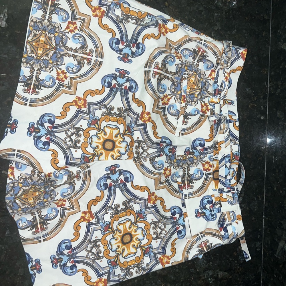 Size 10 White House, Black market, short high waist, Mid thigh never worn, tie